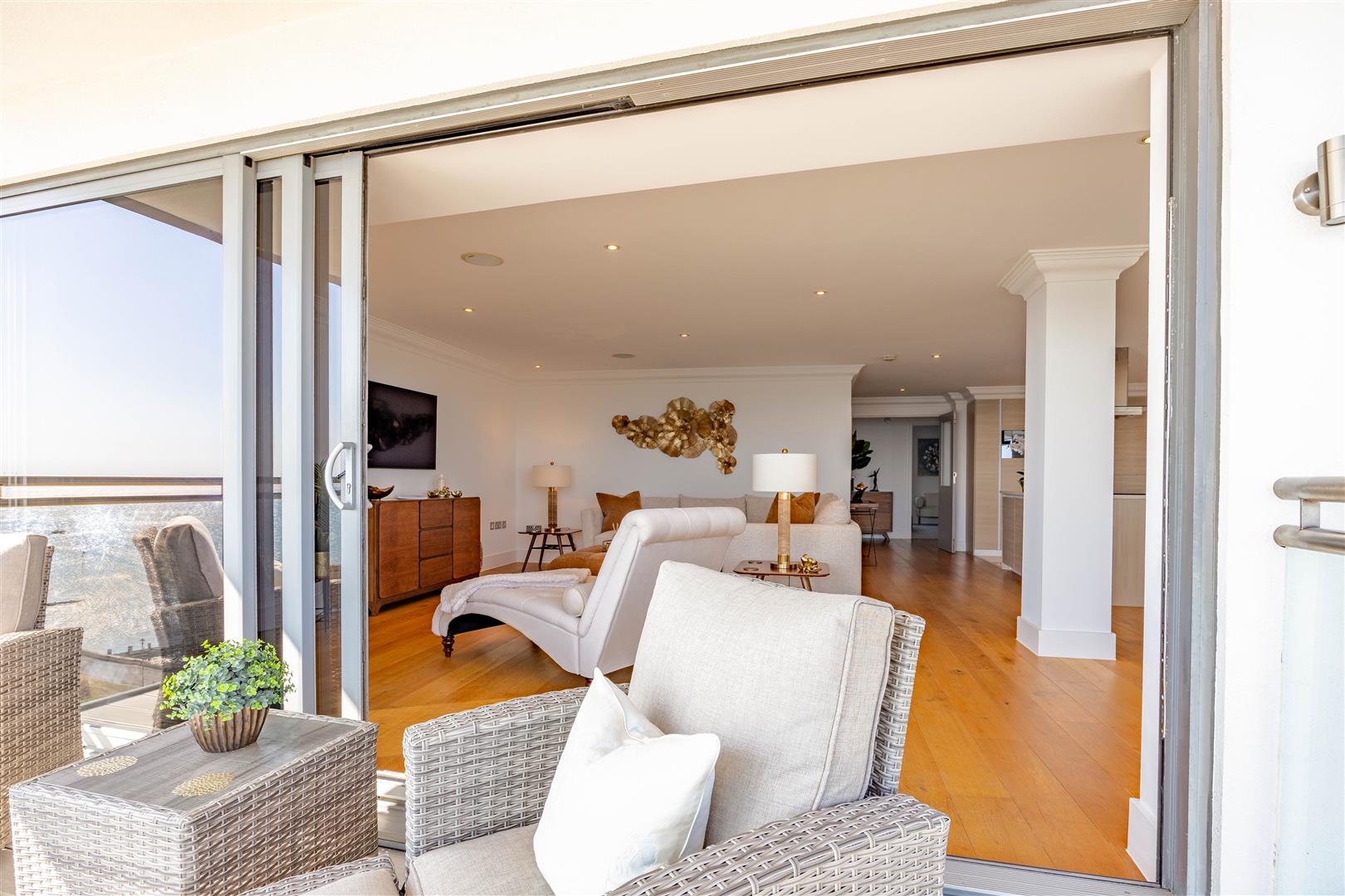 Balcony & Lounge